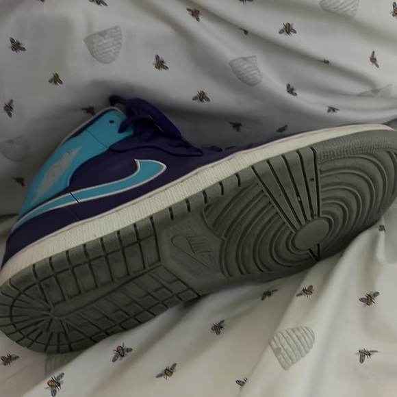 Jordan 1 Hornets - Picture 3 of 3